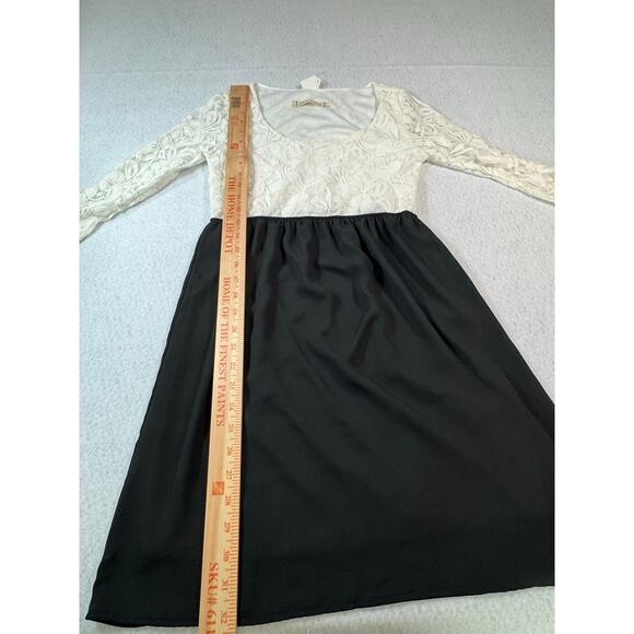 NWT Pixi + Ivy White and Black Dress with Lace Detailed Top Medium 3/4 Sleeve - Picture 5 of 16